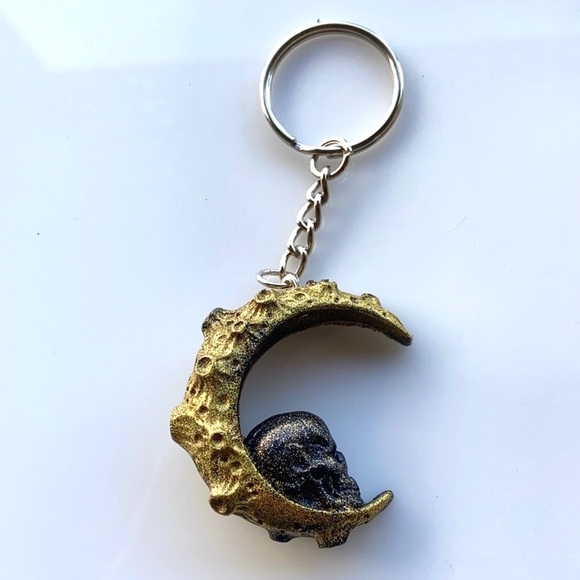 🖤Handmade Moon & skull resin key chain - Picture 7 of 10